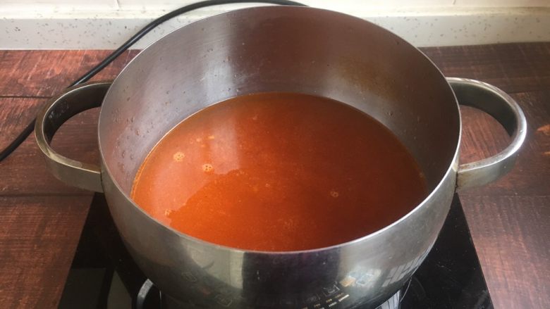#了不起的小番茄# 番茄鲜虾蔬菜鸡蛋挂面汤(早餐),放入适量的水煮开。