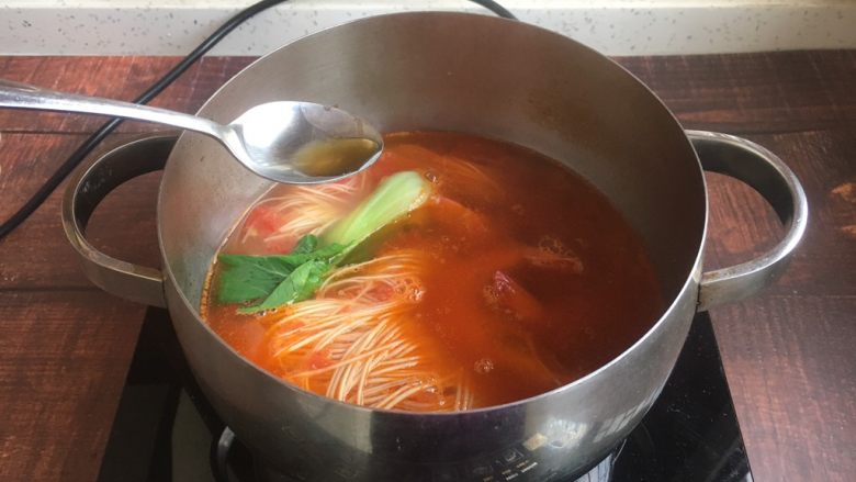 #了不起的小番茄# 番茄鲜虾蔬菜鸡蛋挂面汤(早餐),放入2滴香油。