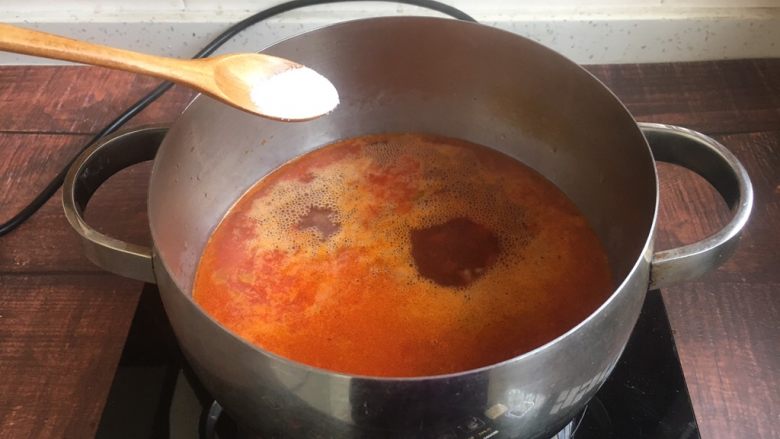 #了不起的小番茄# 番茄鲜虾蔬菜鸡蛋挂面汤(早餐),放适量的盐调味。