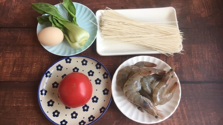 #了不起的小番茄# 番茄鲜虾蔬菜鸡蛋挂面汤(早餐),准备好所用食材。