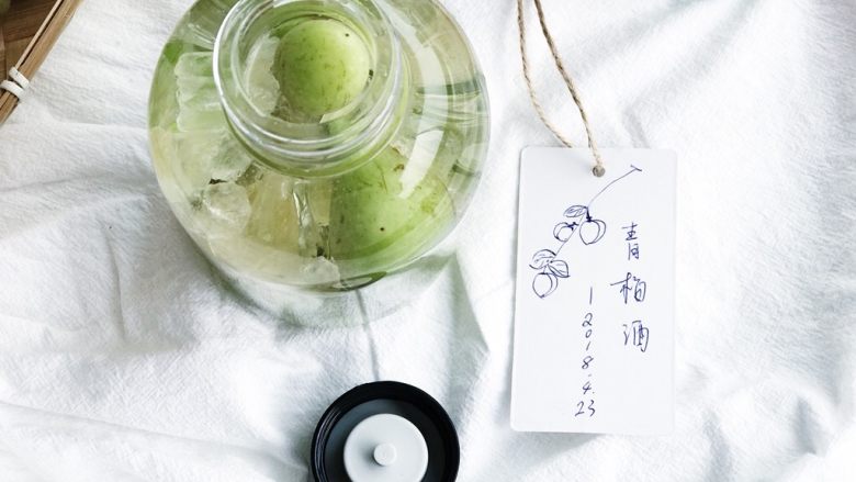 梅子酒,写好标签🏷️(标签是衣服的吊牌 算是废物利用了)