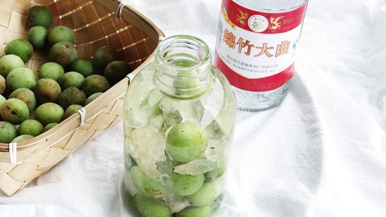 梅子酒,倒入没过梅子的白酒(这个是500ml的容量 所以就半瓶的量)