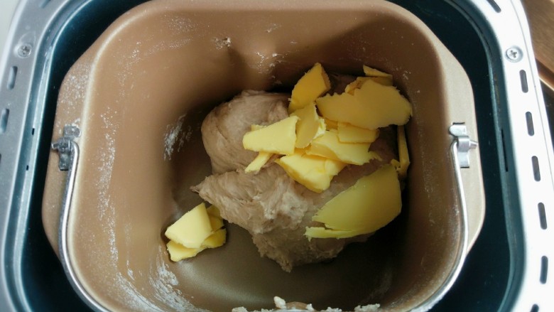 燕麦紫米糊吐司,揉面10分钟后加入软化黄油,继续揉制30分钟。