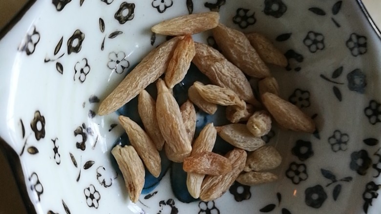 夏季养心,小麦大枣百合粥,麦冬,滋阴润燥解热,五心烦热口渴而失眠者加麦冬。便秘者可再加地黄。