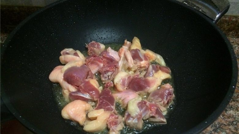 风味酸萝卜烧鸭,放入<a style='color:red;display:inline-block;' href='/shicai/ 320'>鸭肉</a>煸干水份,且煸至肉表面微微发黄。