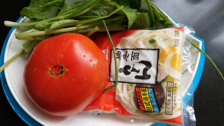 了不起的小番茄 番茄乌冬面,准备食材并洗净。