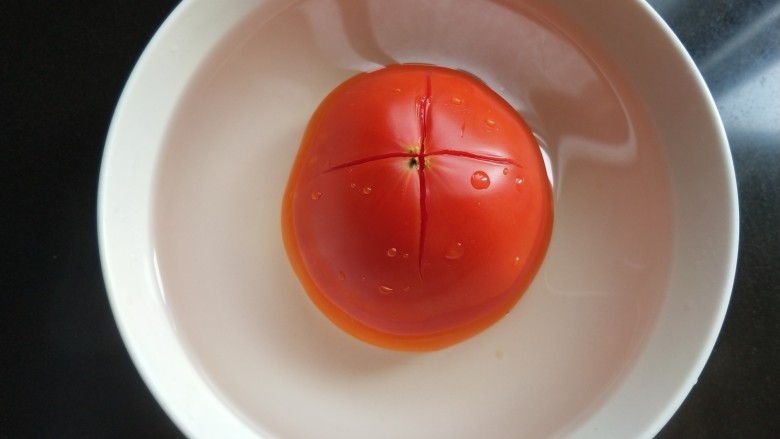 了不起的小番茄 番茄乌冬面,<a style='color:red;display:inline-block;' href='/shicai/ 59'>番茄</a>划十字,放入开水中浸泡。