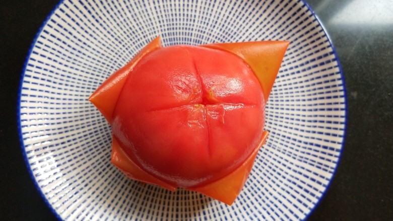 了不起的小番茄 番茄乌冬面,给番茄去皮。