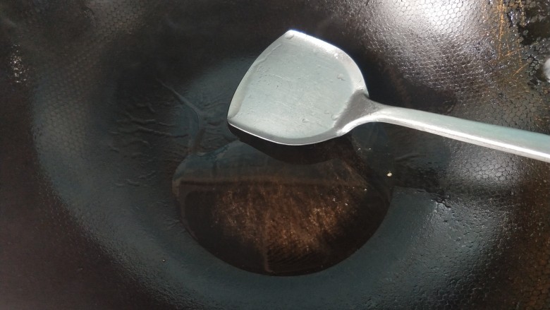 了不起的小番茄 番茄乌冬面,锅内放油,烧热。