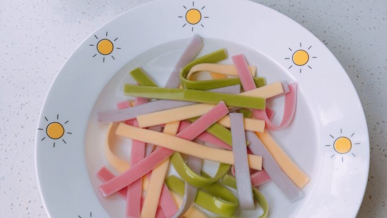虾仁五彩短面,煮7分熟,放冷水里备用
