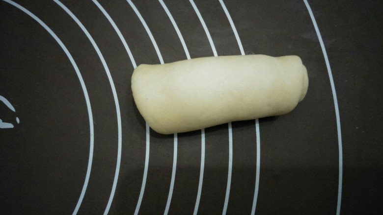 金枪鱼面包,从一边卷起,底部封好口,封口向下。