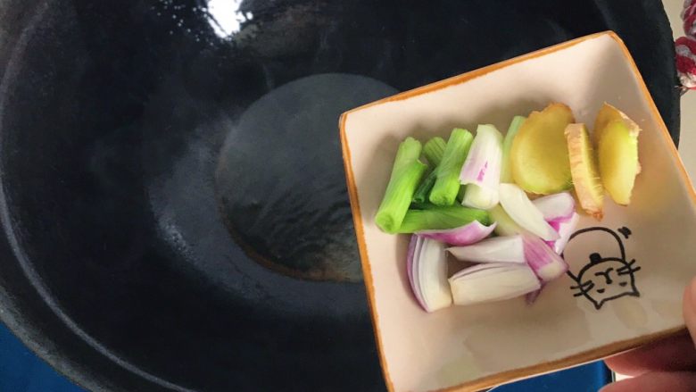 吮指干爆虾,热锅冷油,等油温升高后倒入姜片和葱白爆香
