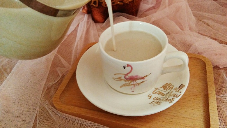 自制醇香燕麦干果牛奶,早餐来一杯,口感香浓,还特别的健康,赶紧做起来吧。
