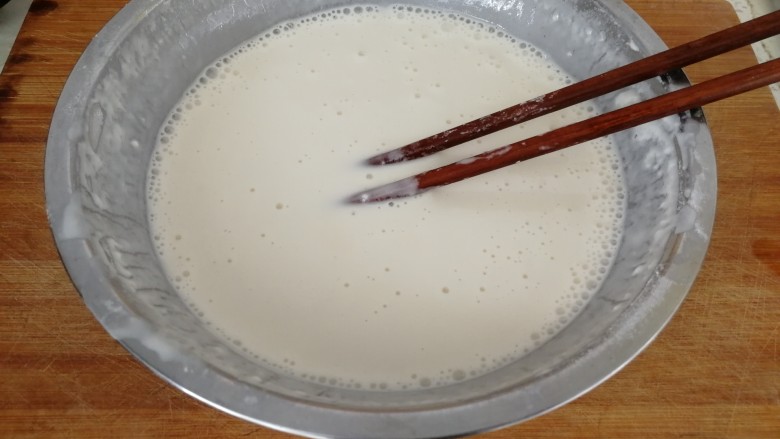 薄饼&东北四样吃薄饼,加纯净水和成面糊(如图),要稀一点。
