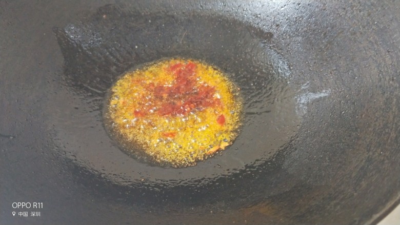 咖喱土豆虾仁炒饭,锅里油烧热,放一勺豆瓣酱炒出红油