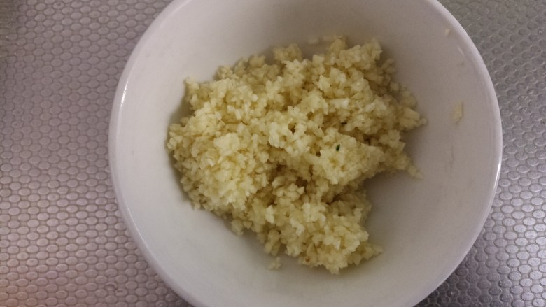 蒜蓉开背烤虾,把蒜剁碎,做成蒜蓉