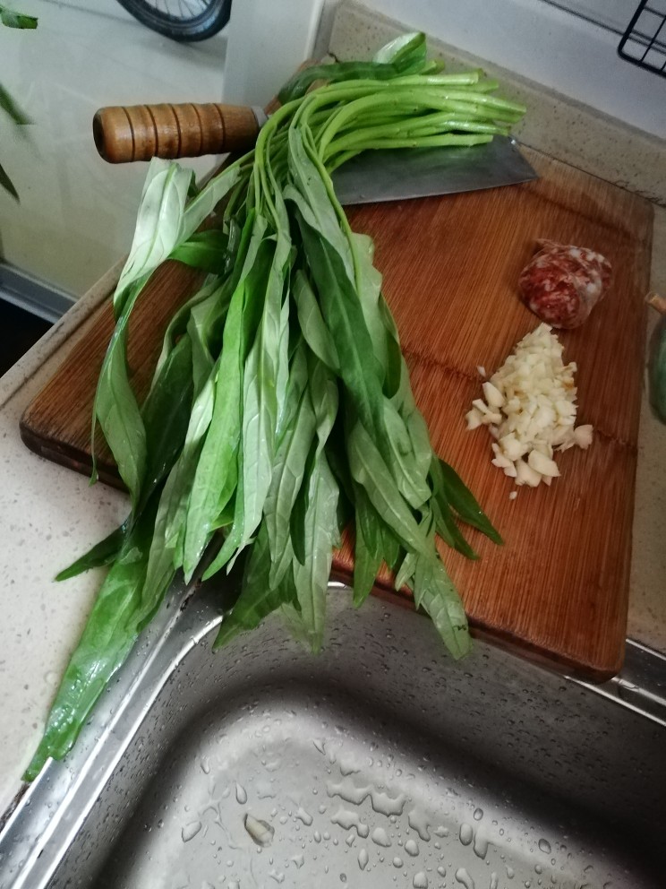 清炒空心菜,蒜切碎