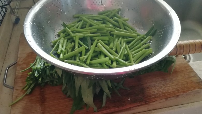 清炒空心菜,空心菜切段