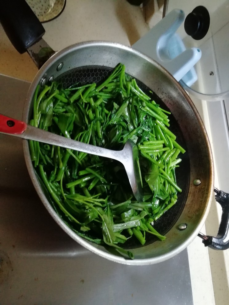 清炒空心菜,放盐,翻炒