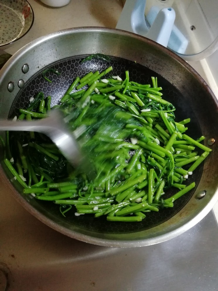 清炒空心菜,放蒜末
