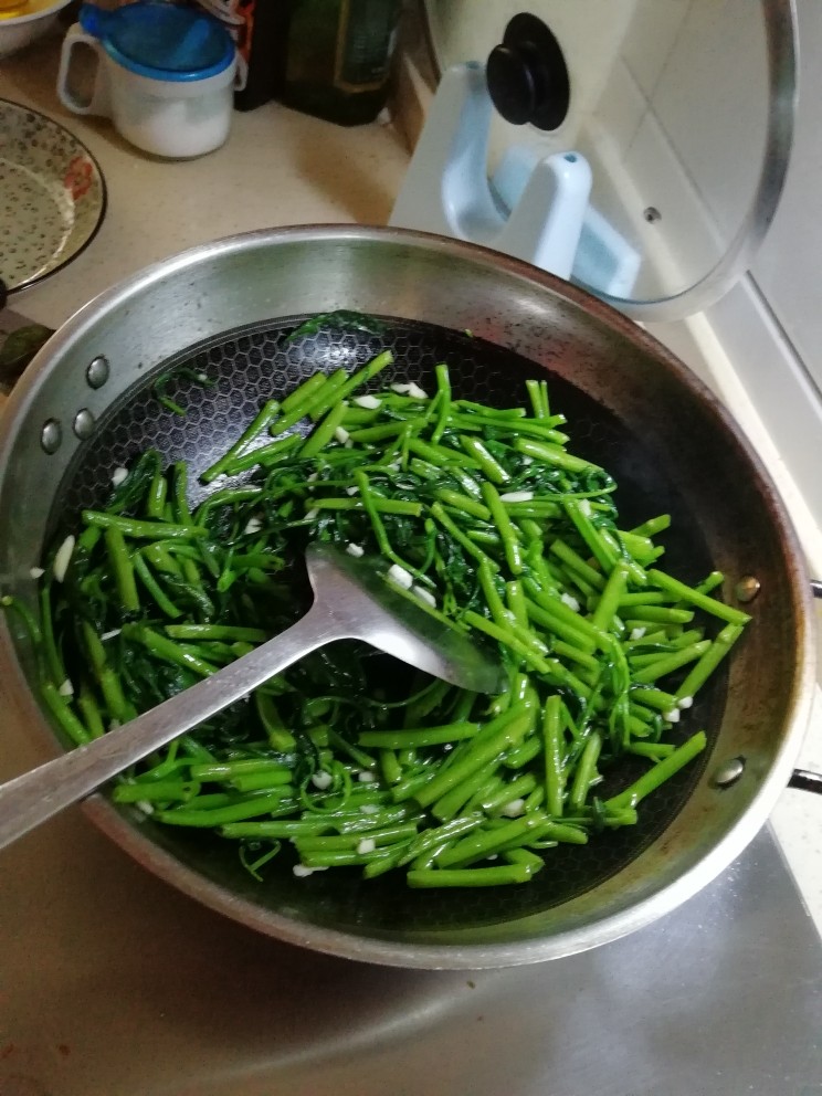 清炒空心菜,翻炒熟