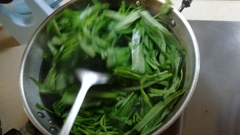 清炒空心菜,空心菜菜梗先下锅炒熟,然后菜叶下锅