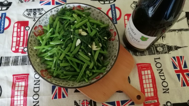 清炒空心菜,上桌
