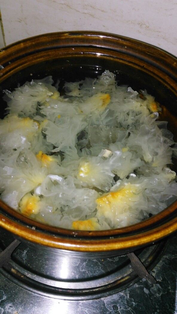 银耳糖水,<a style='color:red;display:inline-block;' href='/shicai/ 232'>银耳</a>泡开,像这样子。