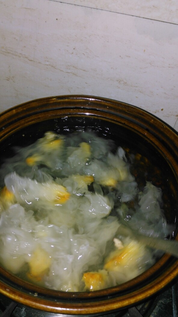 银耳糖水,把冰糖和银耳放进去,大火烧开。