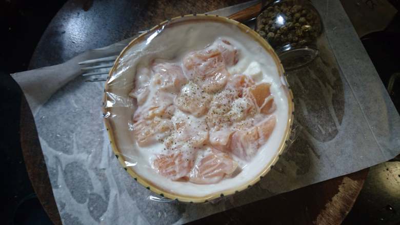 天妇罗盖浇饭,与鸡肉均匀拌匀,少量黑胡椒(也可不要)包上保鲜膜备用