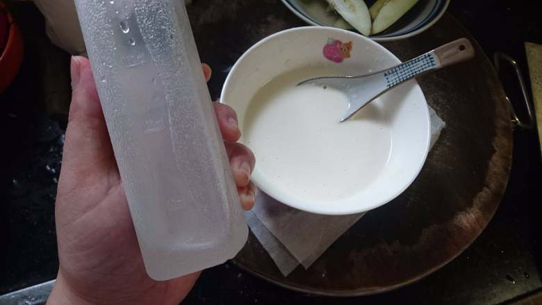 天妇罗盖浇饭,冰水130ml(我的这个瓶子满瓶是260ml)搅拌均匀