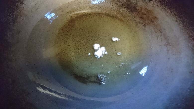 天妇罗盖浇饭,先用面糊试油温,面糊落下立马浮起变可改中小火开始炸蔬菜