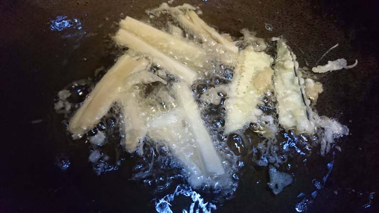 天妇罗盖浇饭,杏鲍菇筷子夹少许裹面糊,依次开炸