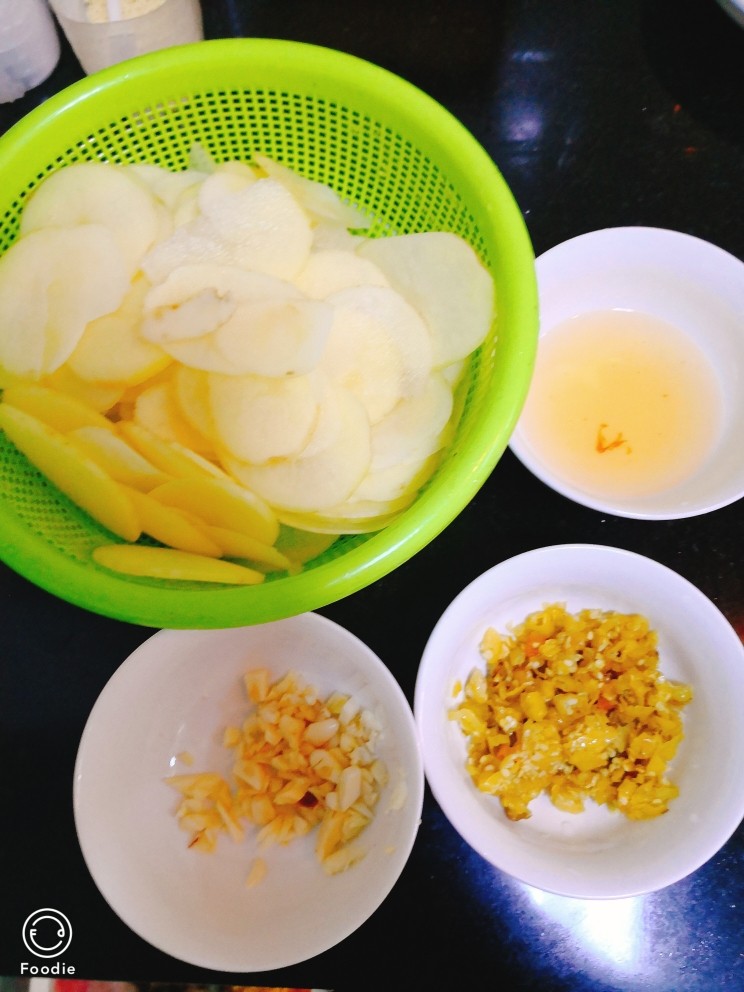 泡椒土豆片,<a style='color:red;display:inline-block;' href='/shicai/ 23'>土豆</a>切薄片，用水漂干净，<a style='color:red;display:inline-block;' href='/shicai/ 703'>泡椒</a>，蒜切末