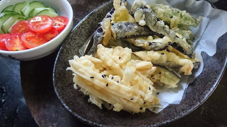 天妇罗盖浇饭,炸好的蔬菜可撒少量盐,或者淋少许酱油