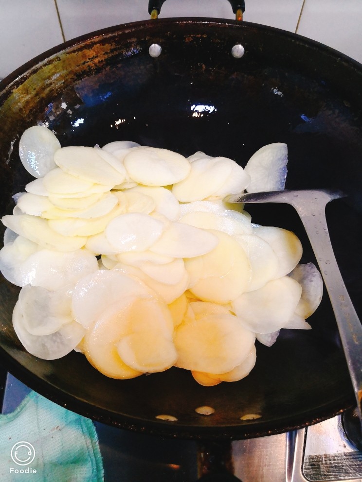 泡椒土豆片,油锅烧热，下如土豆片翻炒