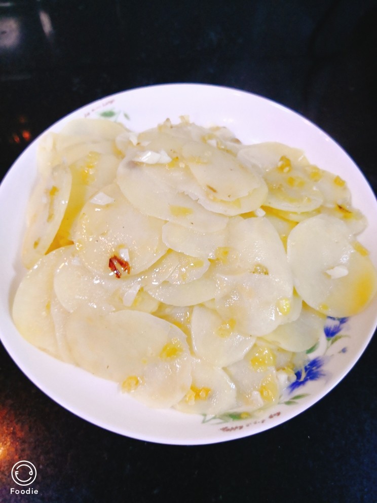 泡椒土豆片,加入鸡精调味装盘