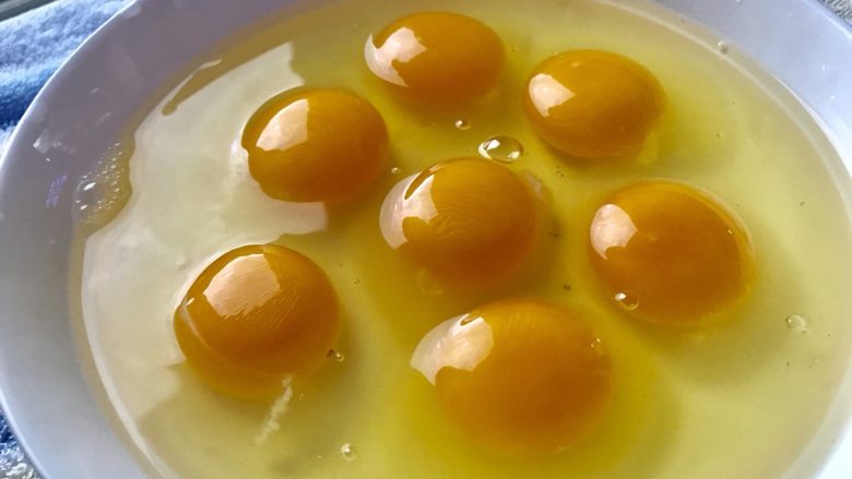 蒸整蛋,<a style='color:red;display:inline-block;' href='/shicai/ 9'>鸡蛋</a>到到盘子里