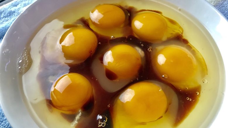 蒸整蛋,加<a style='color:red;display:inline-block;' href='/shicai/ 788'>生抽</a>