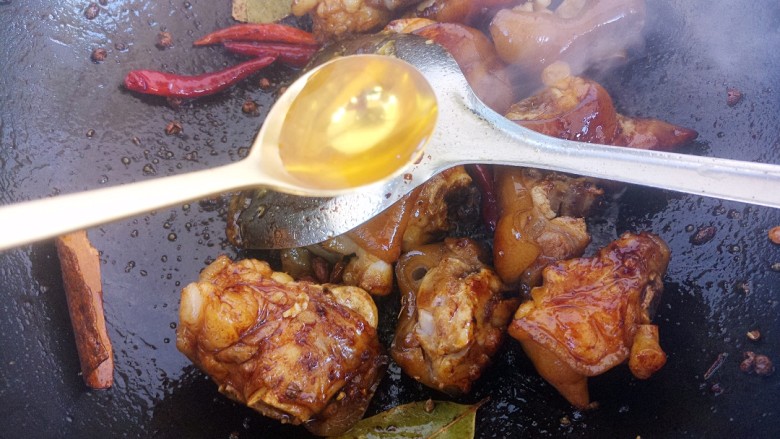 烤箱版孜然烤猪蹄,炒香,加一勺料酒