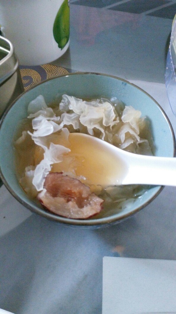 银耳糖水,可因为如果可以闷的话,那就好了。如果你想吃嘴馋了的话,送我一样,先把一碗,品尝,其他的,先闷着。
