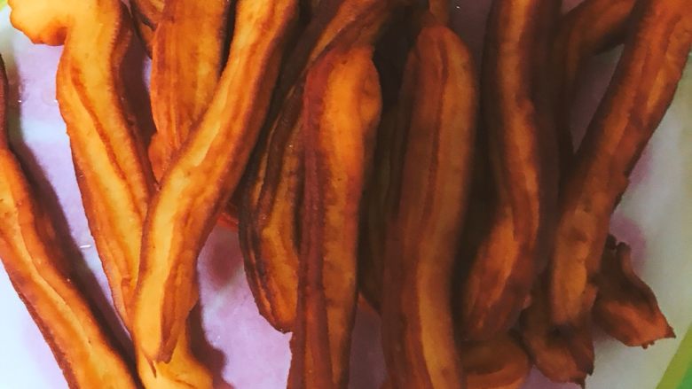 吉事果🥓,炸至金黄,捞出备用