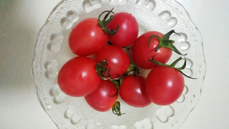 了不起的小番茄+冰糖小番茄,<a style='color:red;display:inline-block;' href='/shicai/ 89994'>小番茄</a>挑选颜色鲜艳的,比较新鲜的,太软的不要