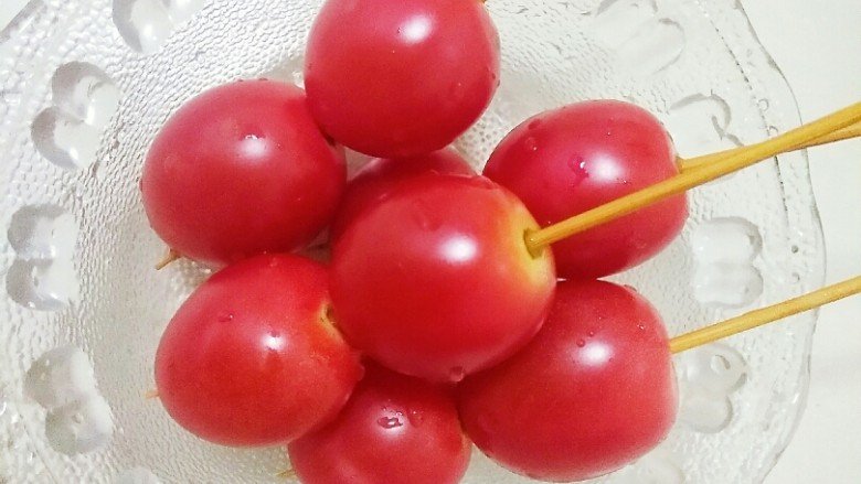 了不起的小番茄+冰糖小番茄,再用<a style='color:red;display:inline-block;' href='/shicai/ 211864'>竹签</a>把它穿起来,两个两个一串