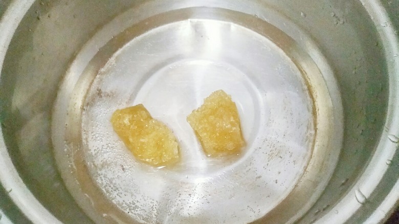 了不起的小番茄+冰糖小番茄,煮锅里放入一碗清水,再把冰糖放入,大火煮开