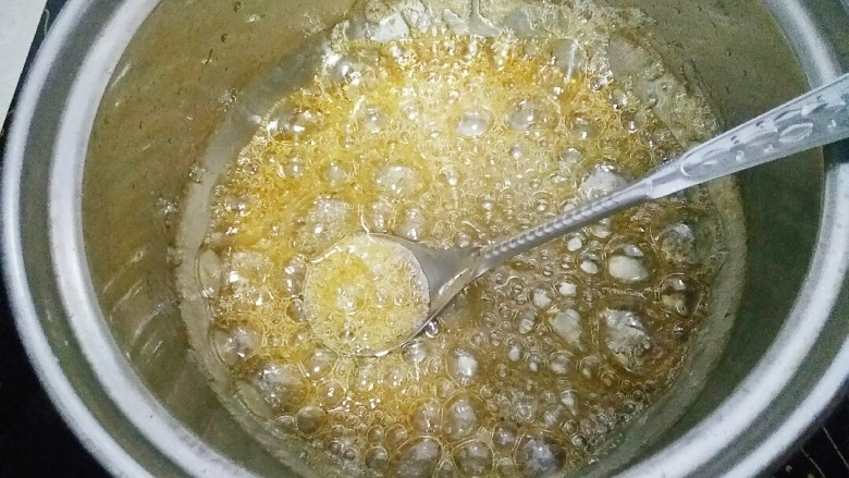 了不起的小番茄+冰糖小番茄,熬制冒大泡泡的时候,糖浆慢慢变浓稠了,可以用牙签挑一点糖浆放到冷水里面,糖浆变脆了就可以了