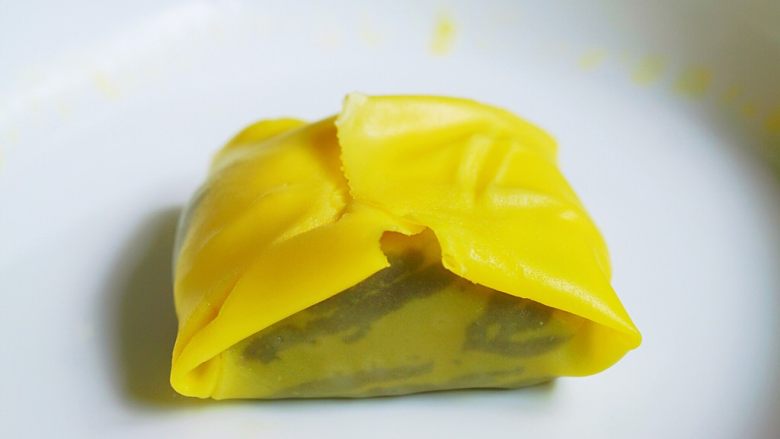 红豆芒果班戟-无黄油微波炉班戟皮,在两边对折就好啦!