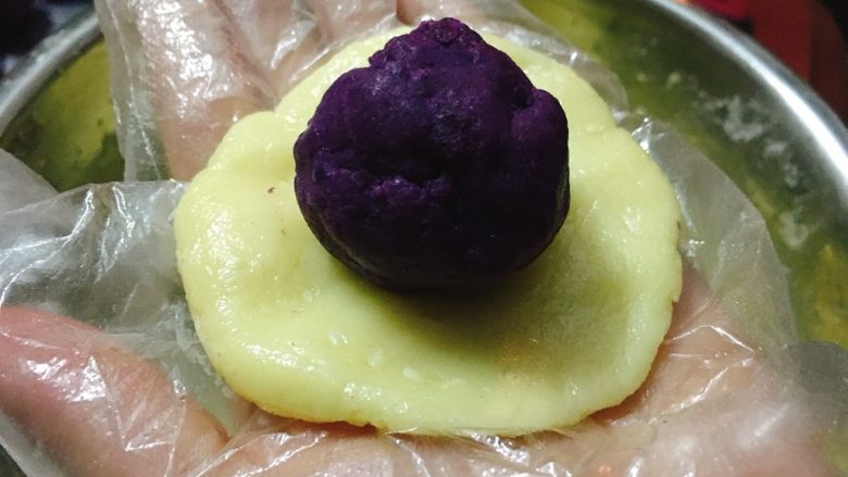 芝麻紫薯麻薯包,将紫薯泥和面团都平分成10份。
面团压饼,紫薯搓小圆。