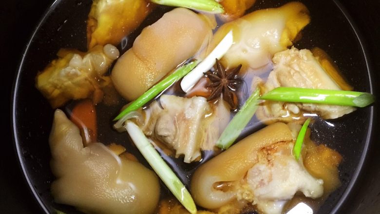 【私房菜】土匪猪脚煲,焯好水的猪脚块倒入电压力锅内胆,放3片姜、1颗葱段、1个<a style='color:red;display:inline-block;' href='/shicai/ 695'>八角</a>、1汤匙<a style='color:red;display:inline-block;' href='/shicai/ 788'>生抽</a>、1小勺盐,然后注入和猪脚块齐平的清水,选择“肉类排骨”键炖煮。
PS:我的“肉类排骨”键是50分钟;不要选择“豆类蹄筋”键,那样猪脚太软糯了,后面没法煲了哦。