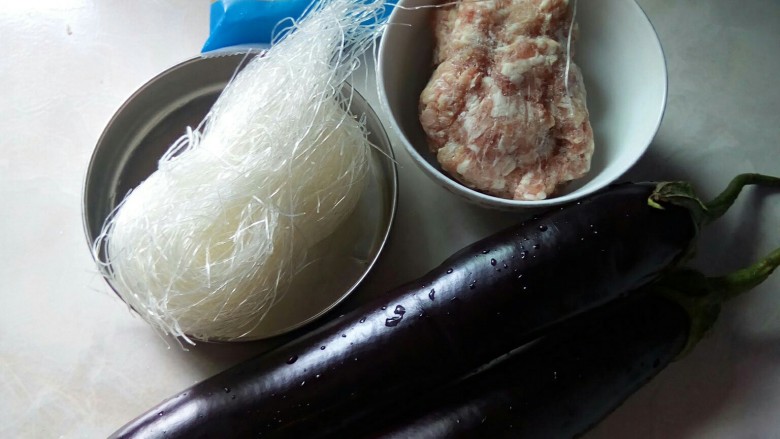 暖食一鱼香茄子粉丝煲,准备食材
